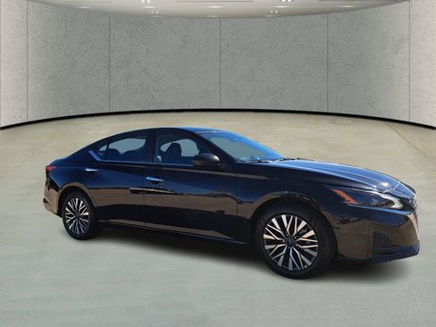 Used 2025 Nissan Altima 2.5 SV image 3