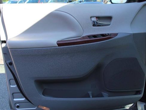 Used 2013 Toyota Sienna XLE w/ Entertainment Pkg FWD image 12