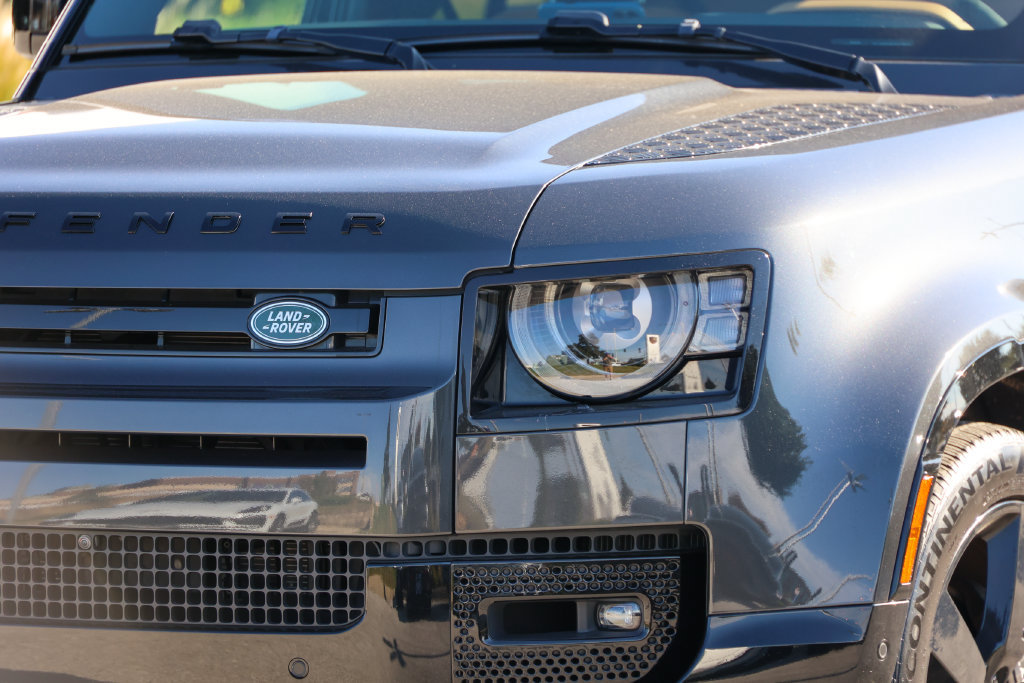 Used 2023 Land Rover Defender 110 V8 AWD/4WD image 11