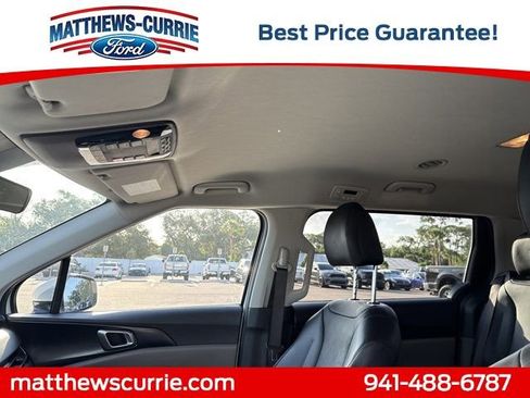 Used 2025 Kia Carnival FWD image 11