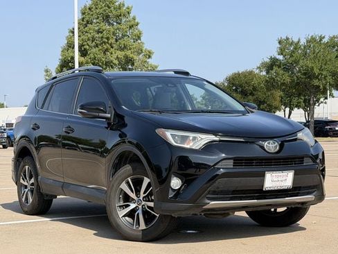 Used 2017 Toyota RAV4 XLE FWD image 2