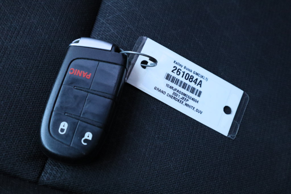 Used 2021 Jeep Grand Cherokee Laredo AWD/4WD image 31