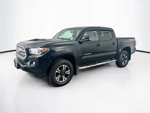 Used 2017 Toyota Tacoma TRD Sport w/ Tow Package (A/T) AWD/4WD image 3
