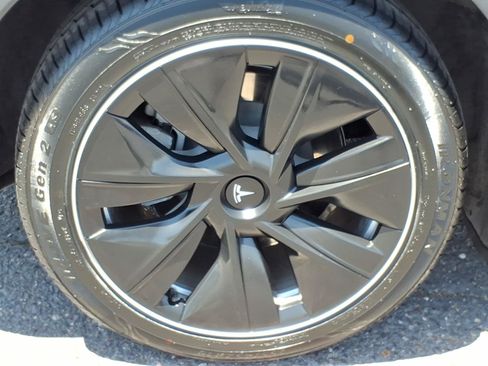 Used 2023 Tesla Model Y AWD image 9