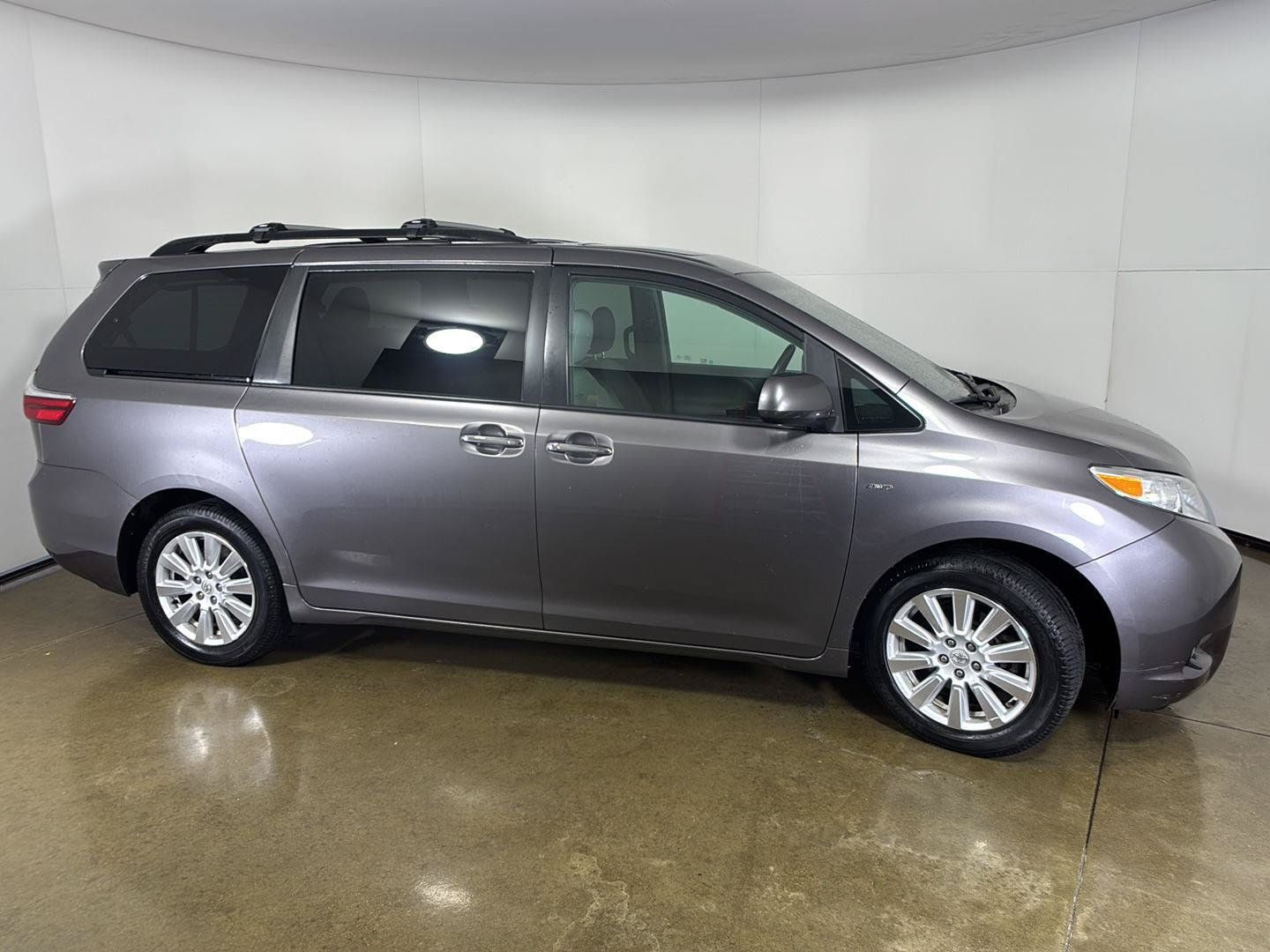 Used 2017 Toyota Sienna XLE w/ XLE Navigation Package AWD/4WD image 8