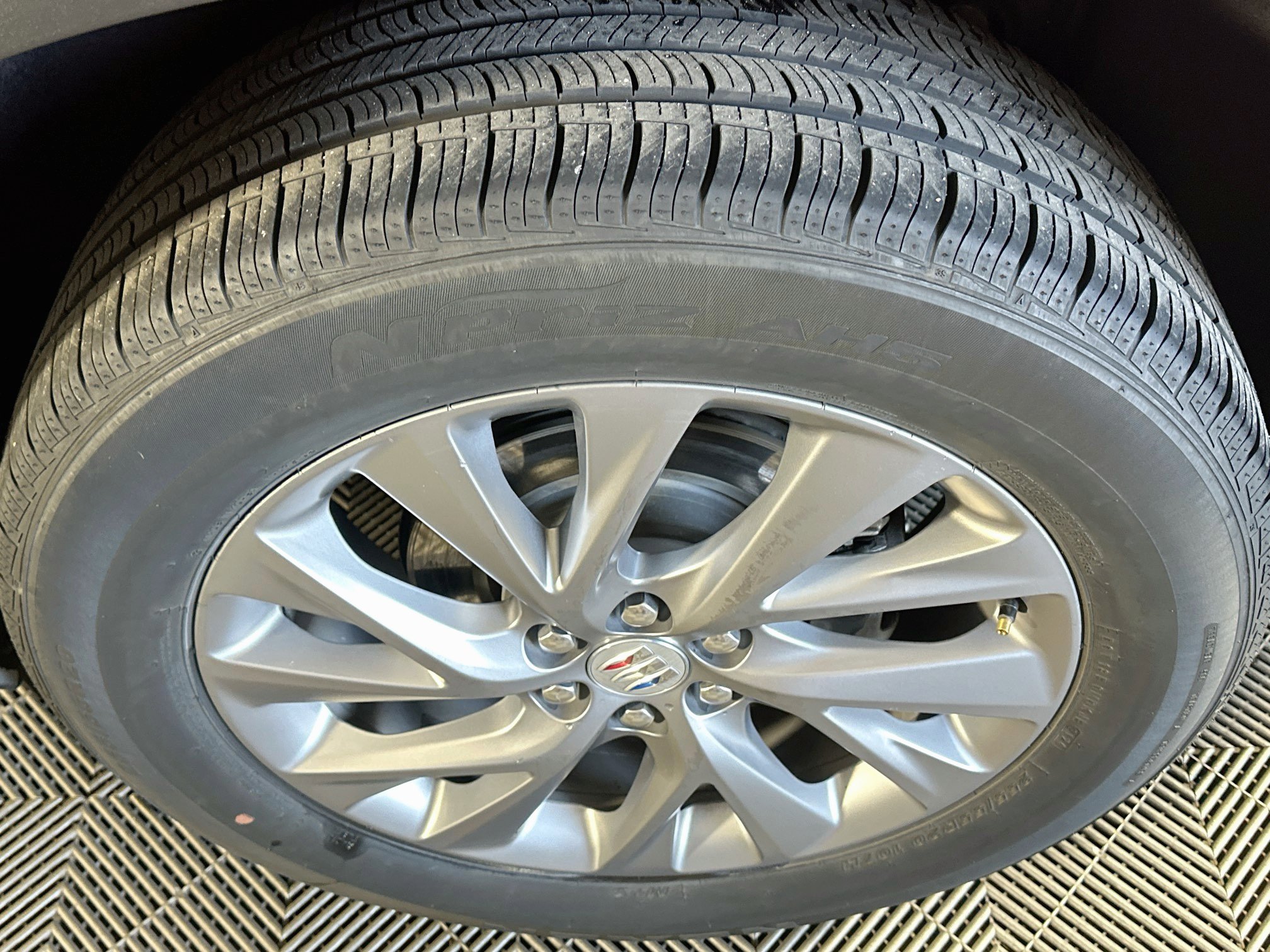 Used 2025 Buick Enclave Preferred FWD image 11