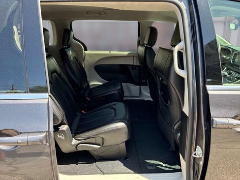 Used 2023 Chrysler Pacifica Touring-L FWD image 11