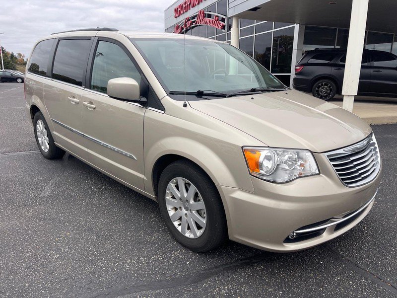 Used 2014 Chrysler Town & Country Touring FWD image 2