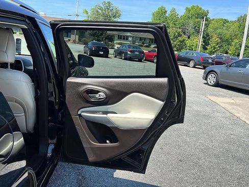 Used 2018 Jeep Cherokee Overland w/ Technology Group FWD image 33