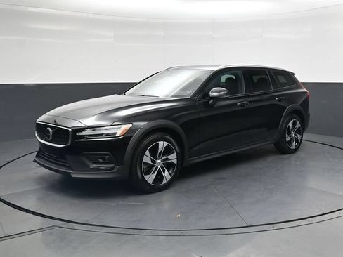 Used 2025 Volvo V60 B5 Cross Country Plus AWD/4WD image 11