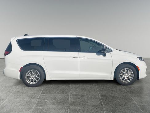 New 2026 Chrysler Pacifica Select image 6