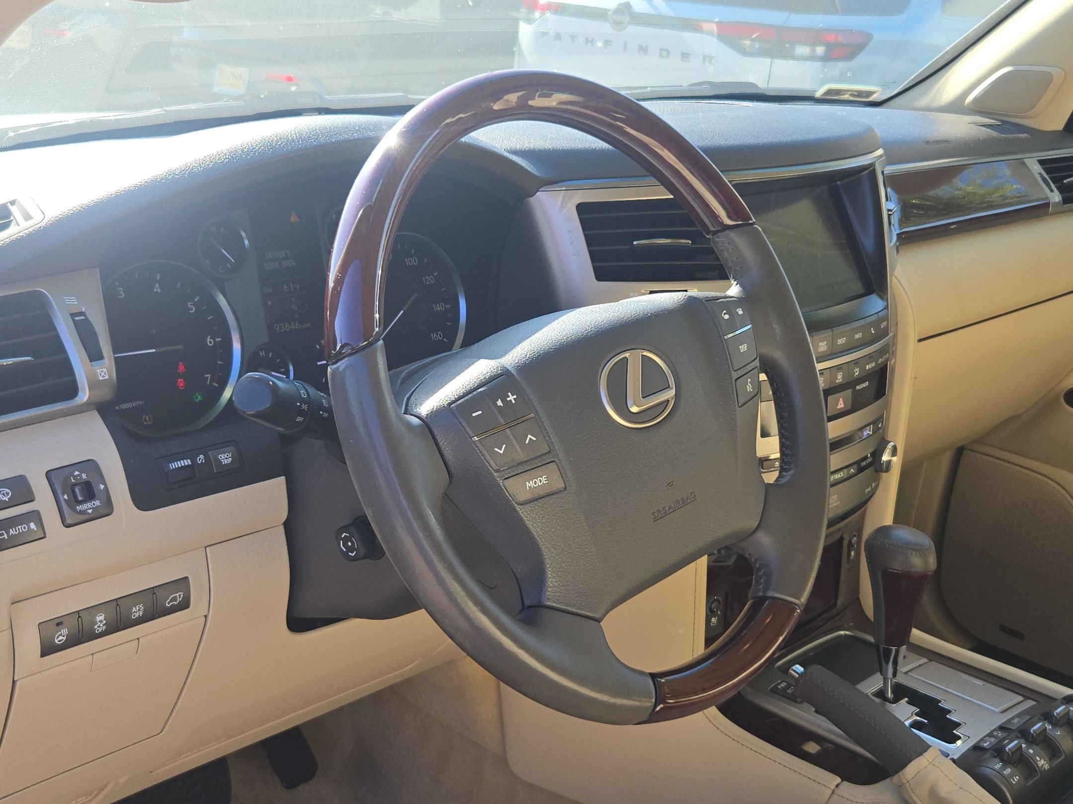 Used 2013 Lexus LX 570 4WD w/ Luxury Pkg image 10