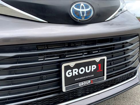 Used 2021 Toyota Sienna XLE image 29