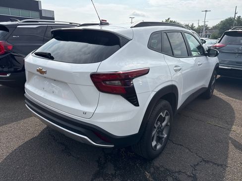 Used 2025 Chevrolet Trax LT FWD image 3
