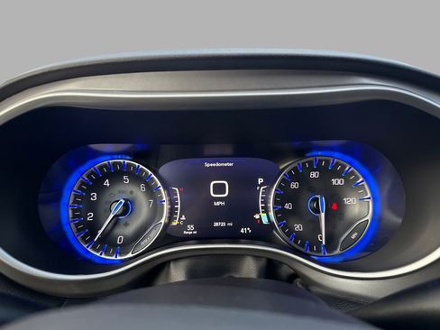 Used 2025 Chrysler Pacifica Select image 17