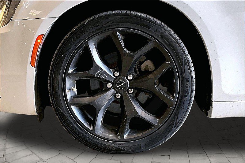 Used 2023 Chrysler 300 Touring w/ Sport Appearance Package RWD image 7