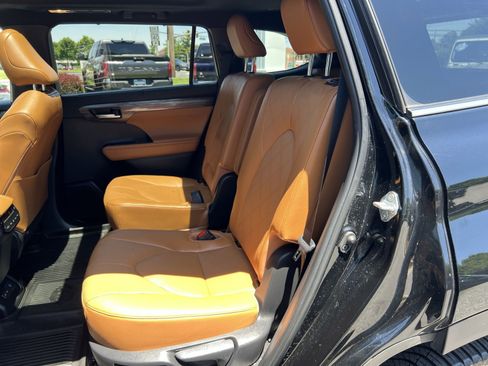 Used 2023 Toyota Highlander Platinum AWD/4WD image 24