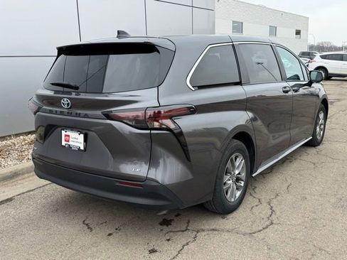 Certified 2025 Toyota Sienna LE image 41