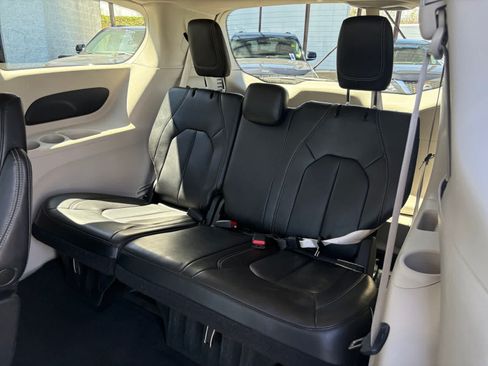 Used 2023 Chrysler Pacifica Touring-L FWD image 28
