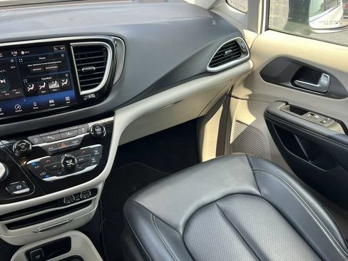 Used 2023 Chrysler Pacifica Touring-L FWD image 32