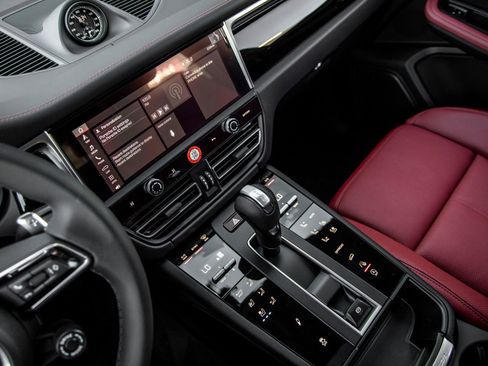 Certified 2026 Porsche Macan S AWD/4WD image 32