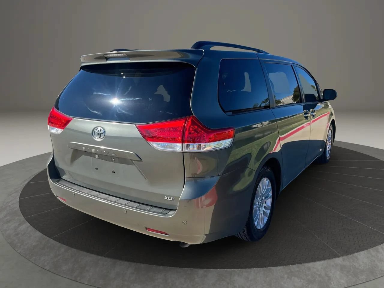 Used 2011 Toyota Sienna XLE w/ XLE Navigation Pkg FWD image 7