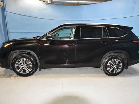 Used 2022 Toyota Highlander XLE AWD/4WD image 28