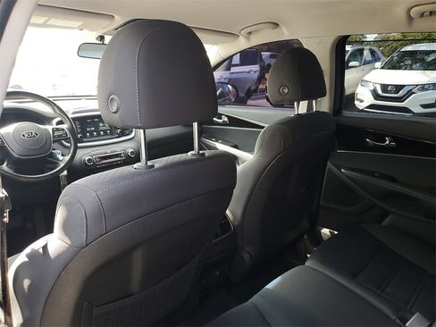Used 2019 Kia Sorento S image 12