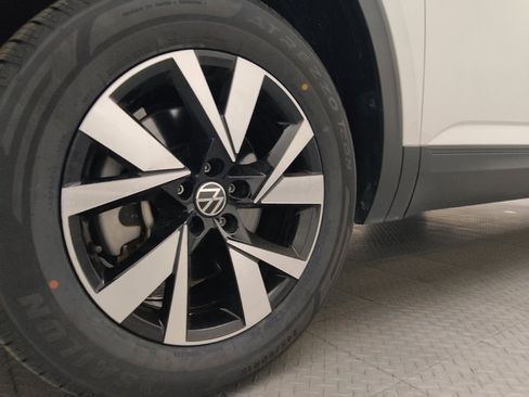 Used 2022 Volkswagen Atlas Cross Sport SE FWD image 31