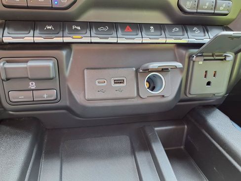 Used 2021 GMC Sierra 1500 Denali w/ Driver Alert Package II AWD/4WD image 11