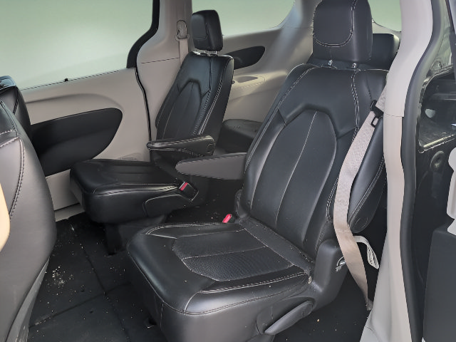Used 2023 Chrysler Pacifica Touring-L FWD image 17