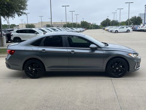 Used 2025 Volkswagen Jetta SE w/ Sunroof Package FWD image 11