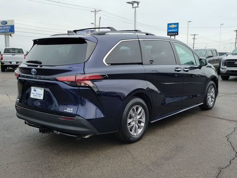 Used 2022 Toyota Sienna XLE image 4