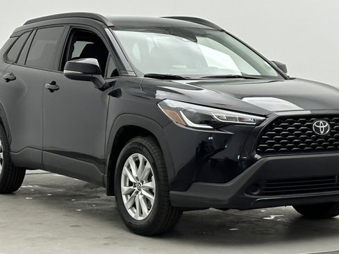 Used 2025 Toyota Corolla Cross LE image 3