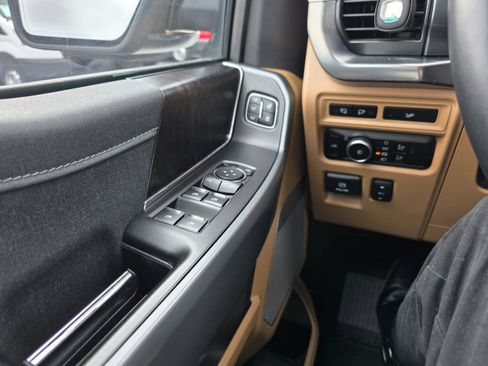 Used 2023 Ford F150 Lariat w/ Trailer Tow Package image 19