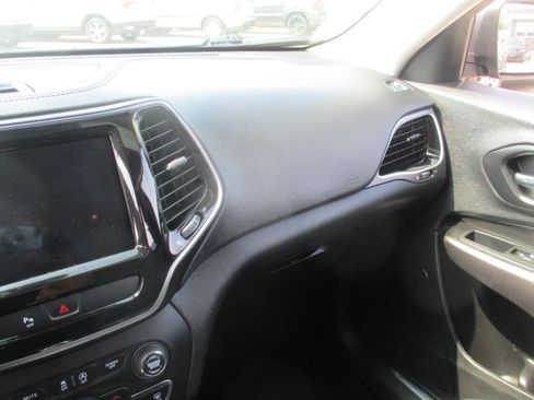 Used 2019 Jeep Cherokee Limited AWD/4WD image 25