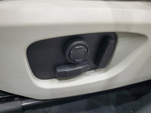 Used 2018 Land Rover Discovery Sport SE image 16