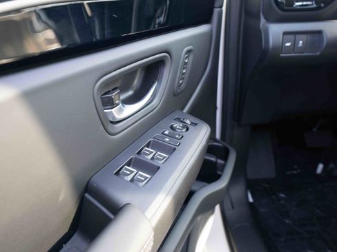 New 2025 Honda Pilot Touring image 7