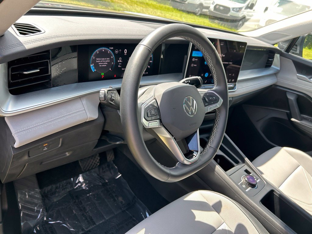 Certified 2025 Volkswagen Tiguan SE w/ Panoramic Sunroof Package AWD/4WD image 24