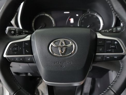 Used 2025 Toyota Highlander XLE AWD/4WD image 16