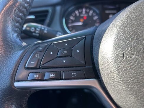 Used 2017 Nissan Rogue SV image 17