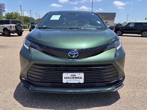 Used 2025 Toyota Sienna XLE Woodland Edition AWD/4WD image 6