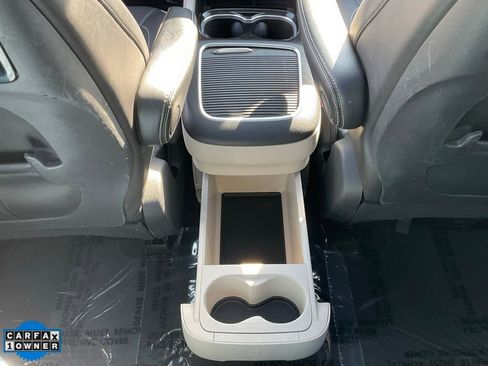 Used 2022 Chrysler Pacifica Limited w/ Uconnect Theater Family Group image 40