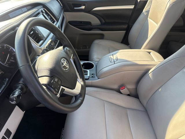Used 2018 Toyota Highlander XLE AWD/4WD image 21