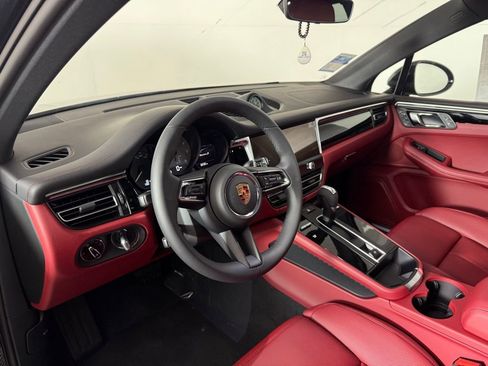 Certified 2025 Porsche Macan S image 4