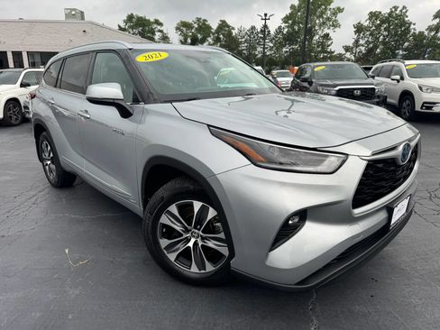 Used 2021 Toyota Highlander XLE AWD/4WD image 3