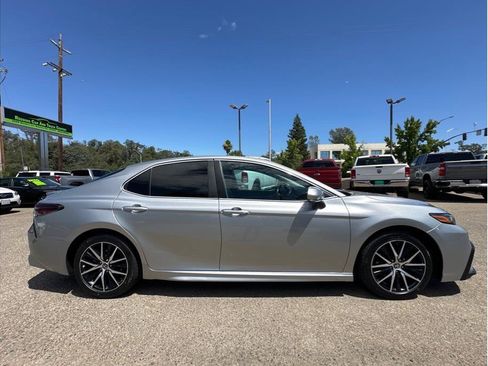 Used 2021 Toyota Camry SE w/ Convenience Package FWD image 9