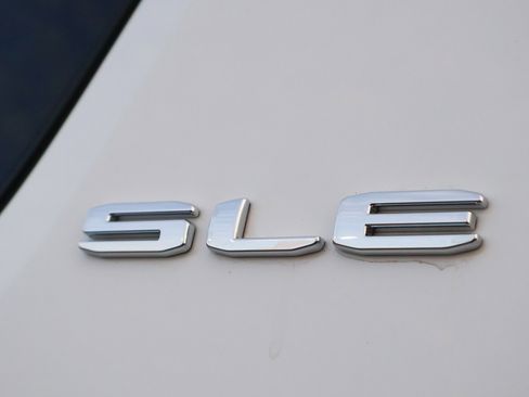 Used 2023 GMC Acadia SLE image 23