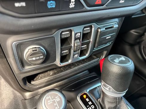 Used 2025 Jeep Wrangler Unlimited Sahara AWD/4WD image 23