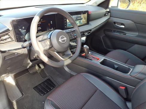 Used 2025 Nissan Kicks SR image 9